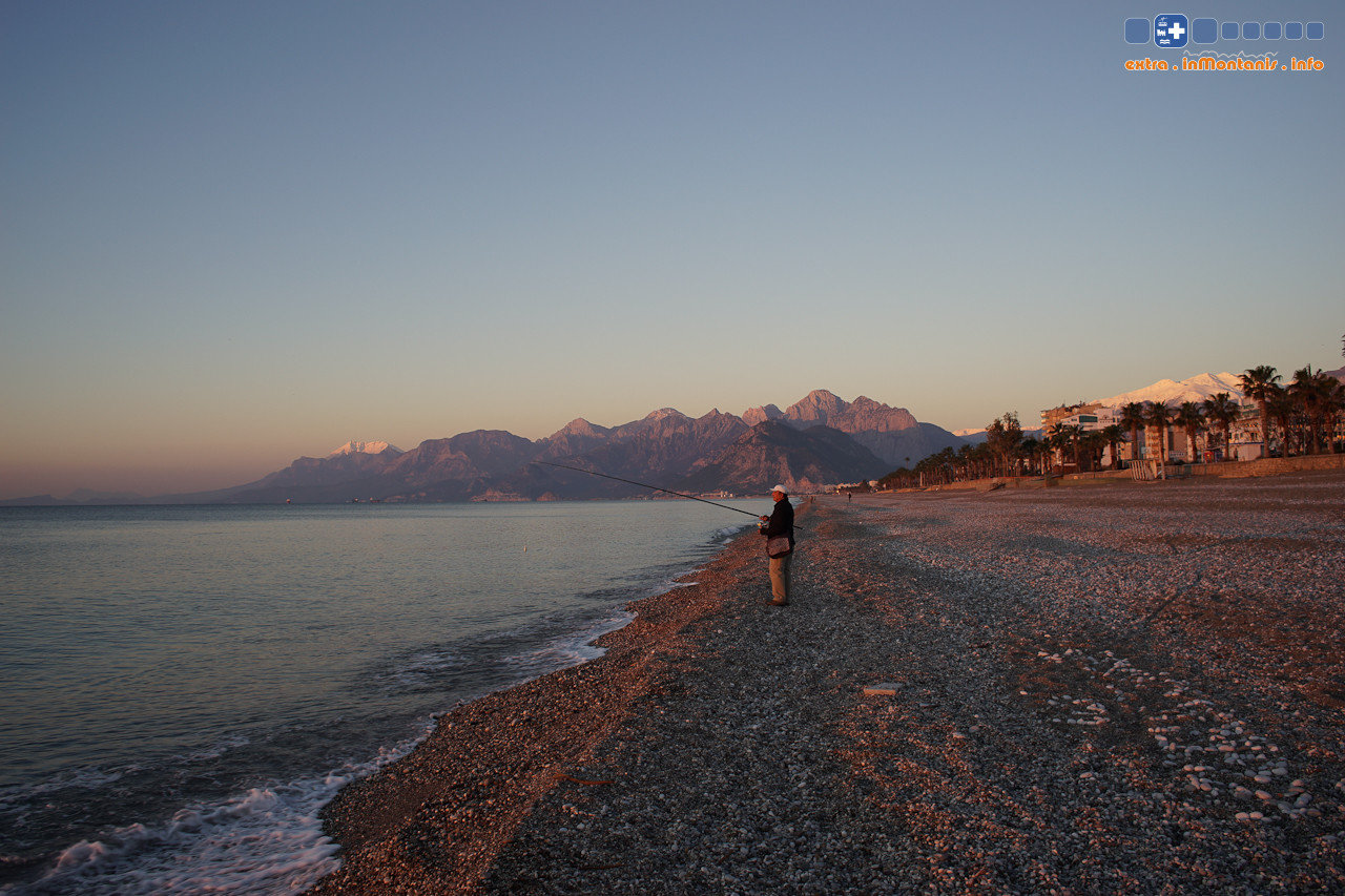 Dél-Török Riviéra ahogy kevesen látjuk: háttérben a havas hegyek - Fotó: ski.inmontanis.info
