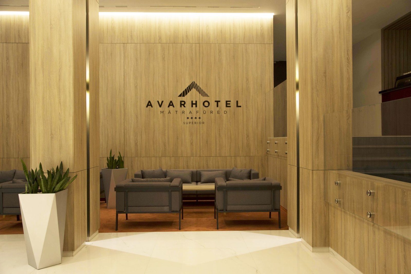 https---www.avarhotel.hu-uploads-gallery-lobby03-optimized-5eca9a36288ae.jpg