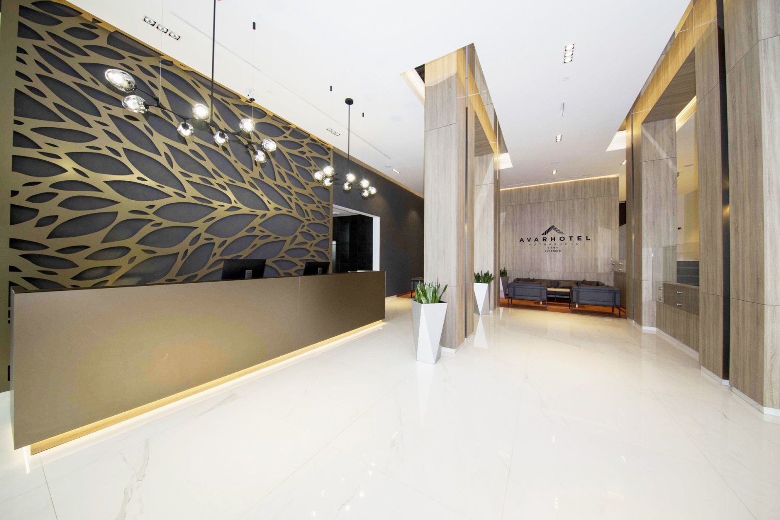 https---www.avarhotel.hu-uploads-gallery-lobby04-optimized-5eca9a395673b.jpg