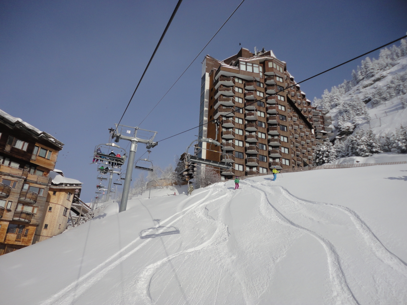 Avoriaz a maga nemében a tökéletes síváros. Keresztül megy rajta egy ülőlift, és néhány sípálya is! Aztán ott a számtalan freeride lejtő, csak ki kell lépni a házból!