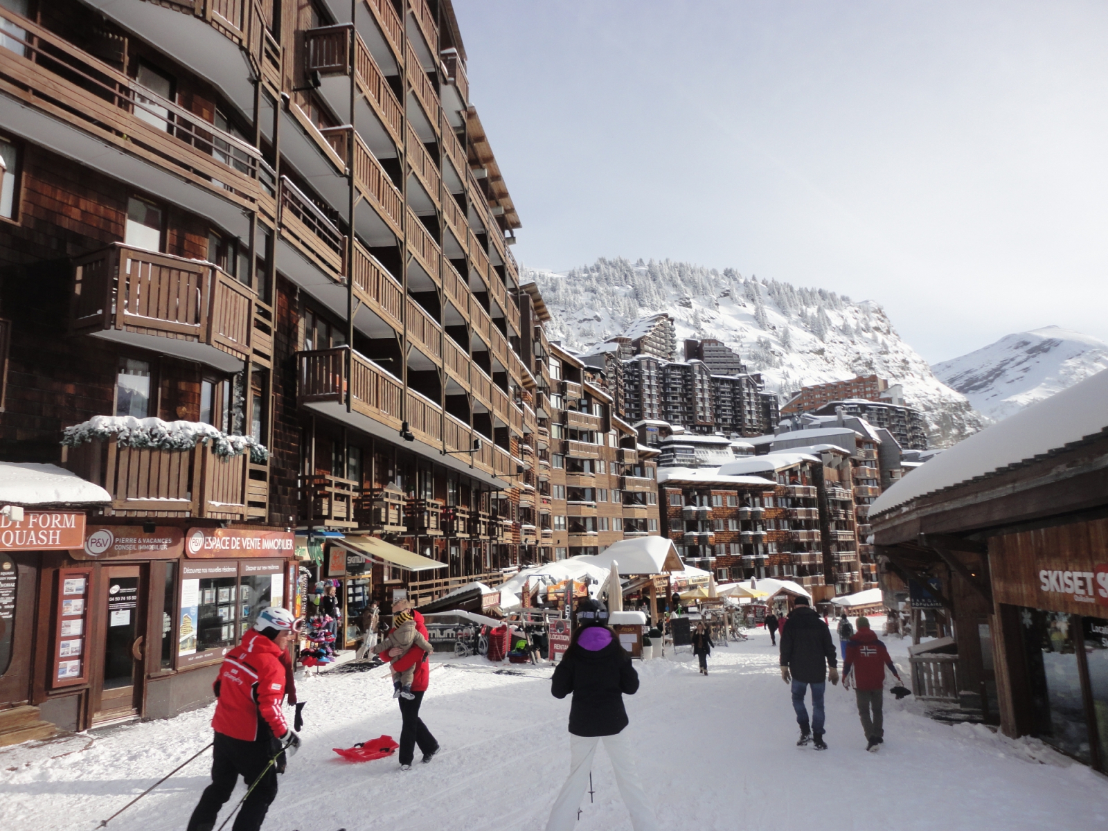 Avoriaz főutcája egyben sípálya is. De jó volt itt végigcsúszni!