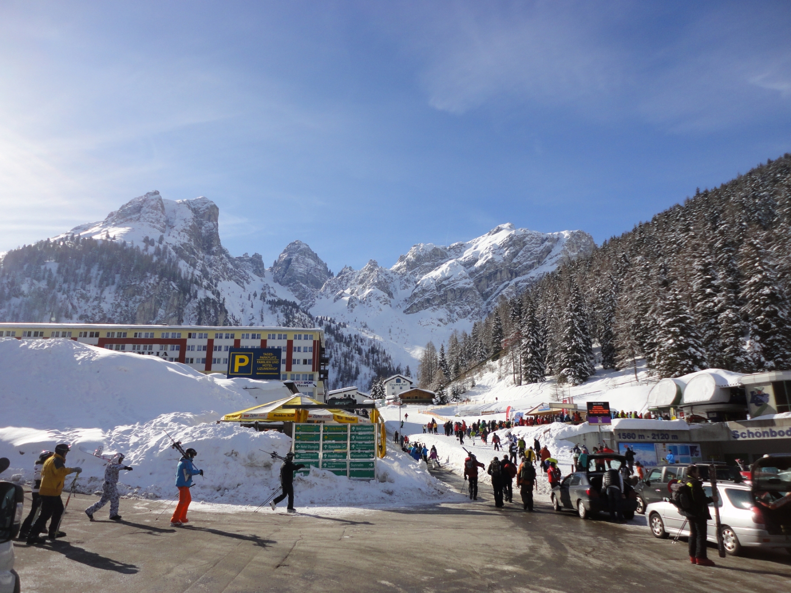 A völgyállomáson tömeg feeling fogad, de a pályákon szépen eloszlik a nép.