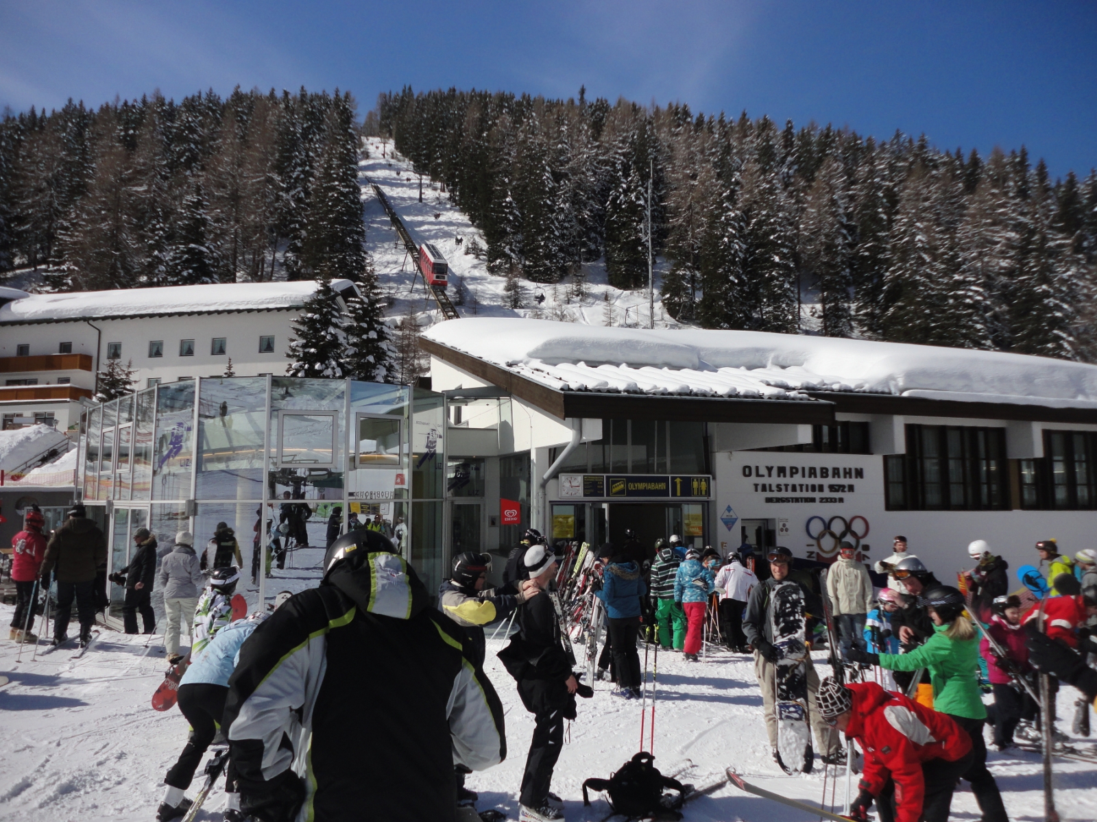 Az Olympiabahn völgyállomása. Az Olimpára épült piros fogaskerekű Axamer Lizum jelképe.