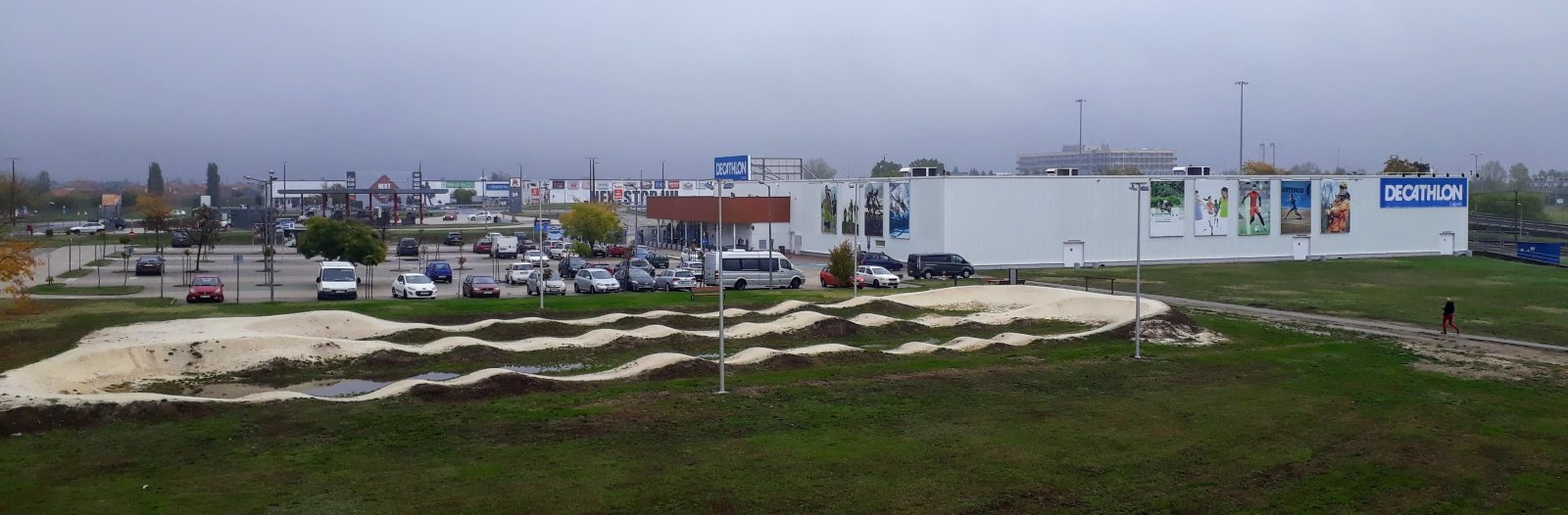 A Decathlon áruház mellett egy kerékpárosoknak létrehozott kivilágított pumpapálya is létesült - ez ingyenesen használható!