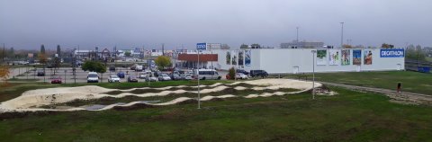 A Decathlon áruház mellett egy kerékpárosoknak létrehozott kivilágított pumpapálya is létesült - ez ingyenesen használható!