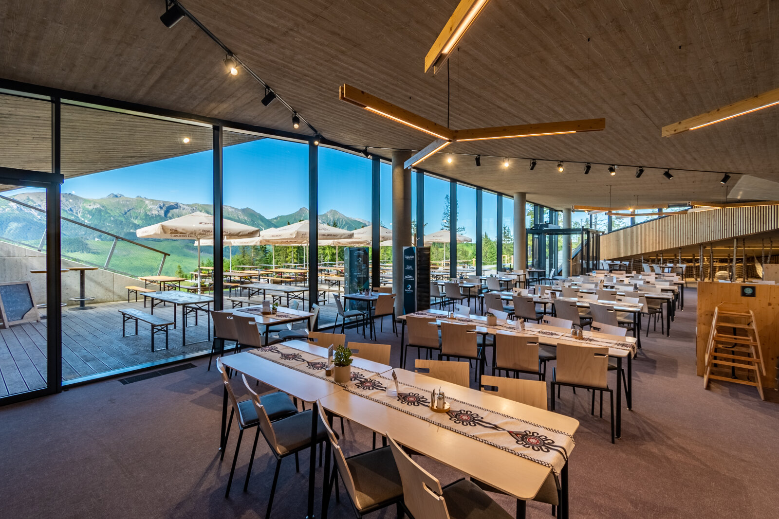 Gasztronómiai élmények várnak a panorámás étteremben