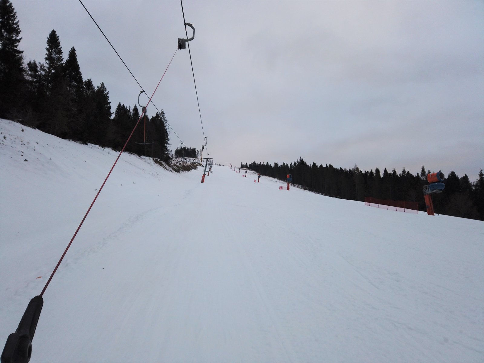 Sima sípályák még délután is a csákányos lift melletti 7-es pályán