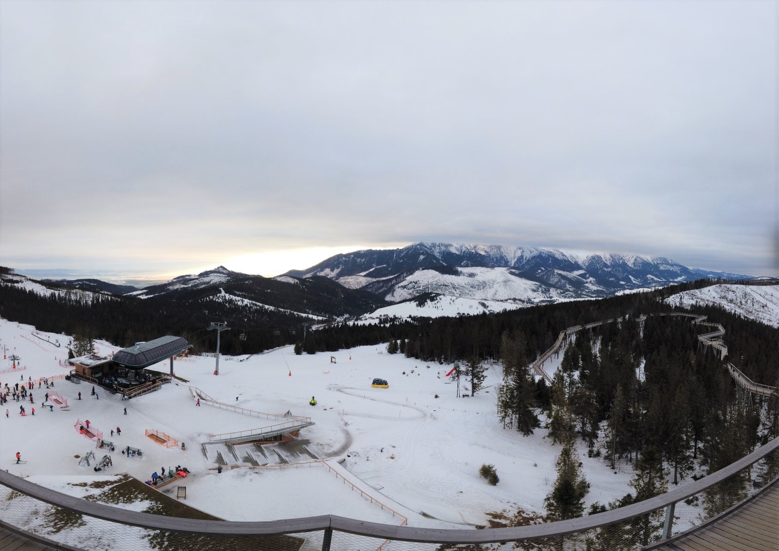 Kilátás a lombkorona tanösvény kilátójának tetejéről