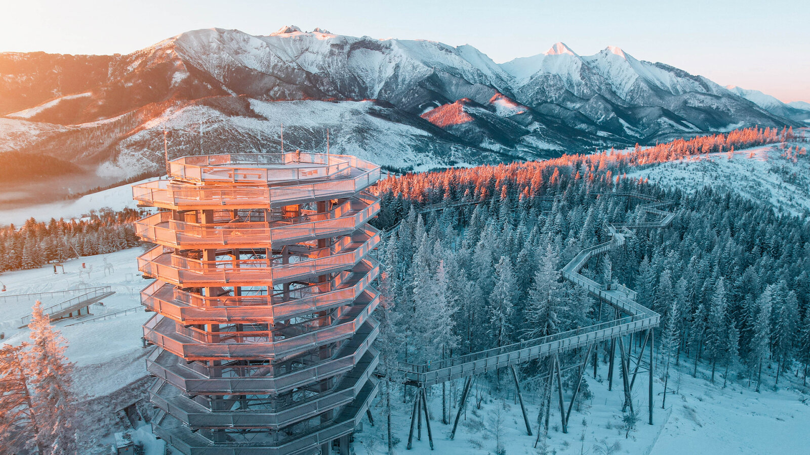 A bachledkai Lombkorona tanösvény, háttérben a Magas-Tátra csúcsai