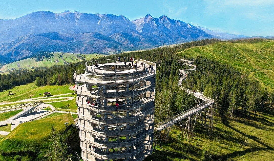 A 32 méter magas kilátóval, adrenalinhálóval és egy 67 méter hosszú száraz csúszdával végződő séta akár 24 méterrel a föld felett, sokak számára remek látványosság