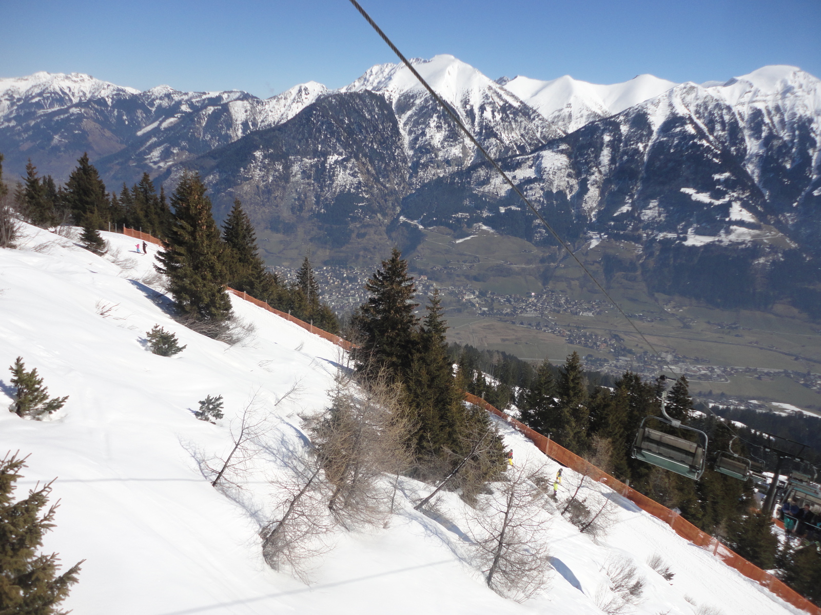 Látszik, hogy a völgyben nincs hó, de a fenti pályák tökéletesek.