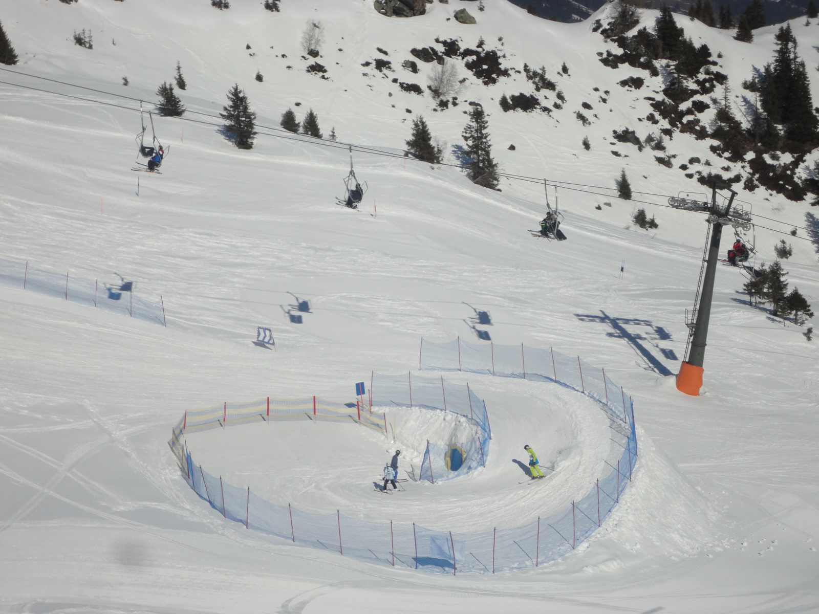 Ilyet még nem láttam sípályán: spirál + alagút = jó poén