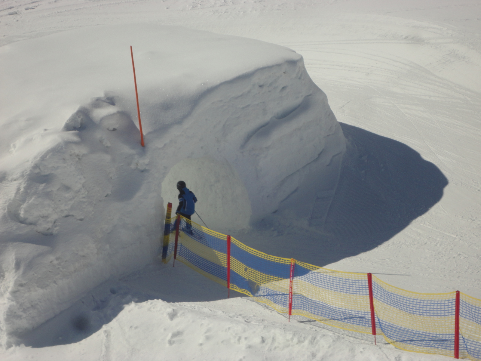 A gyerekek imádják a hóból kialakított alagutakat.