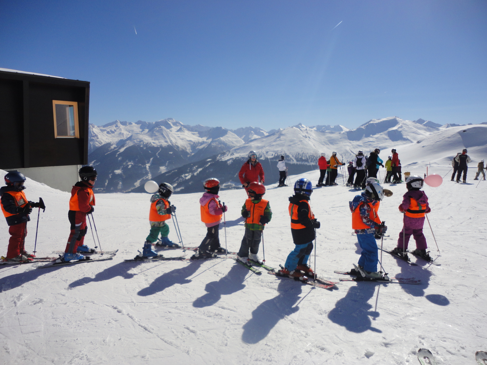 Gyerekek! Kezdődik az oktatás.