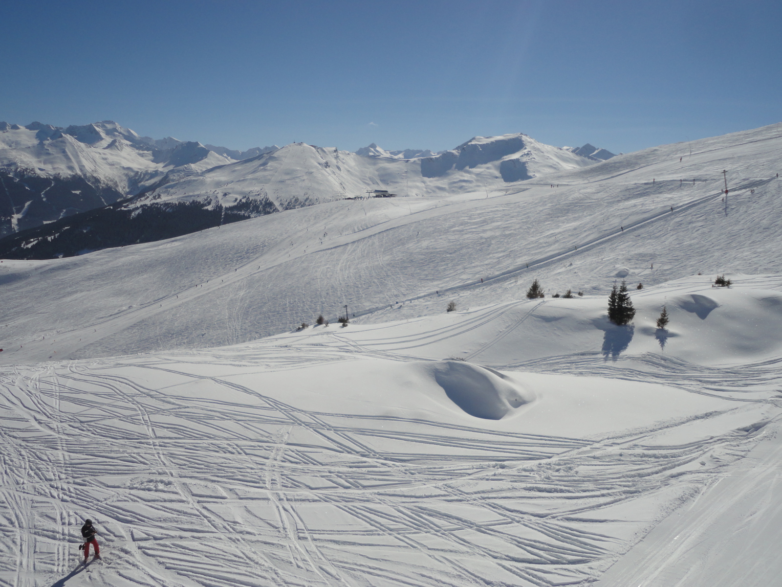 Határtalanul széles, vastagon havas pályák