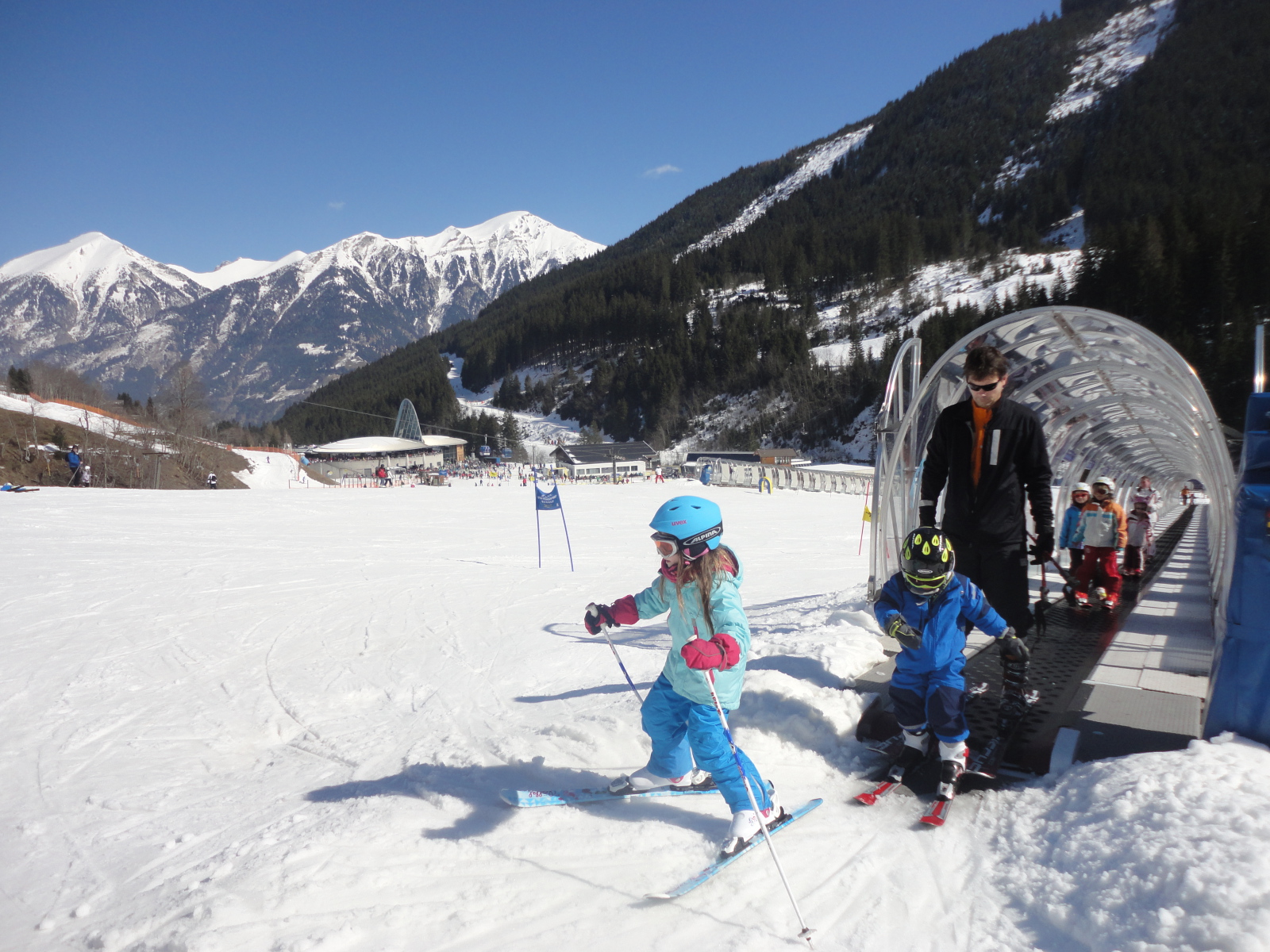 Üvegbúra védi a széltől a hosszú varázsszőnyeget. Ebből egymás mellett 5 db is van Angertalban. Igazi gyerekparadicsom!