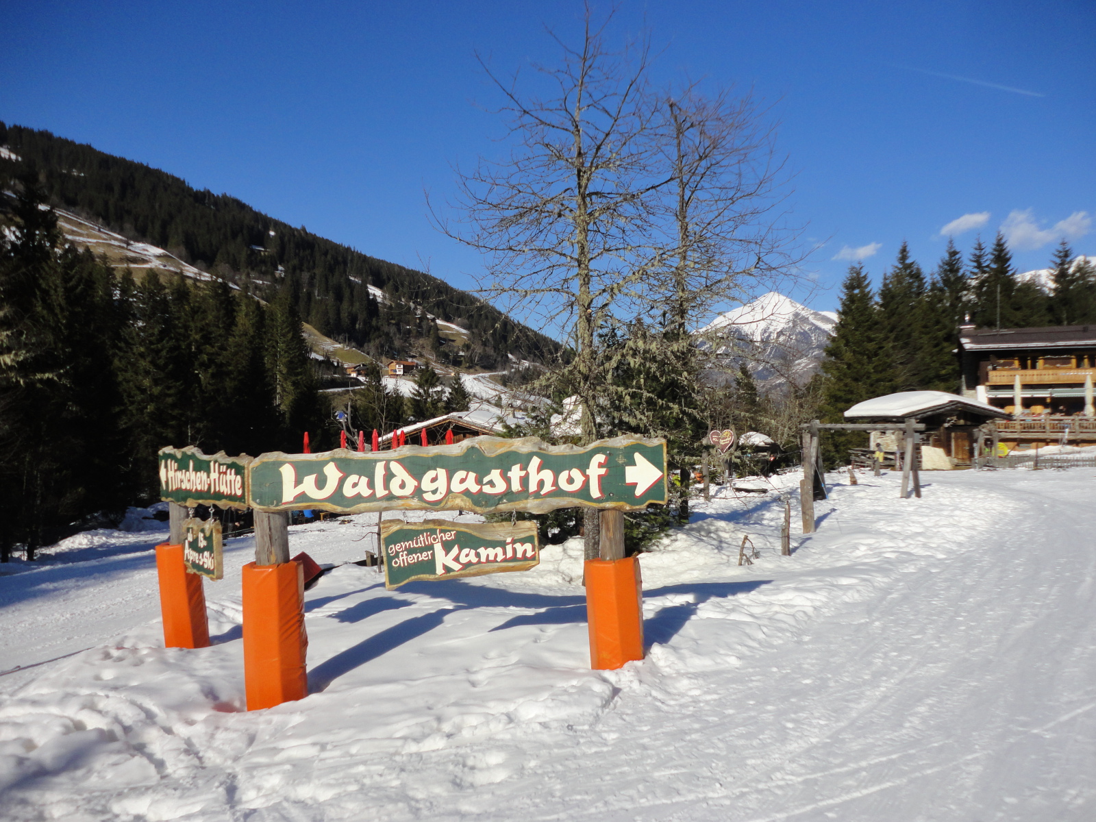 A Waldgasthofban a megszokott hütte kajákon túli ínyencségre bukkantunk: a séf ajánlata: rózsaszínre sült kacsamell párolt kellel és szelidgesztenyével