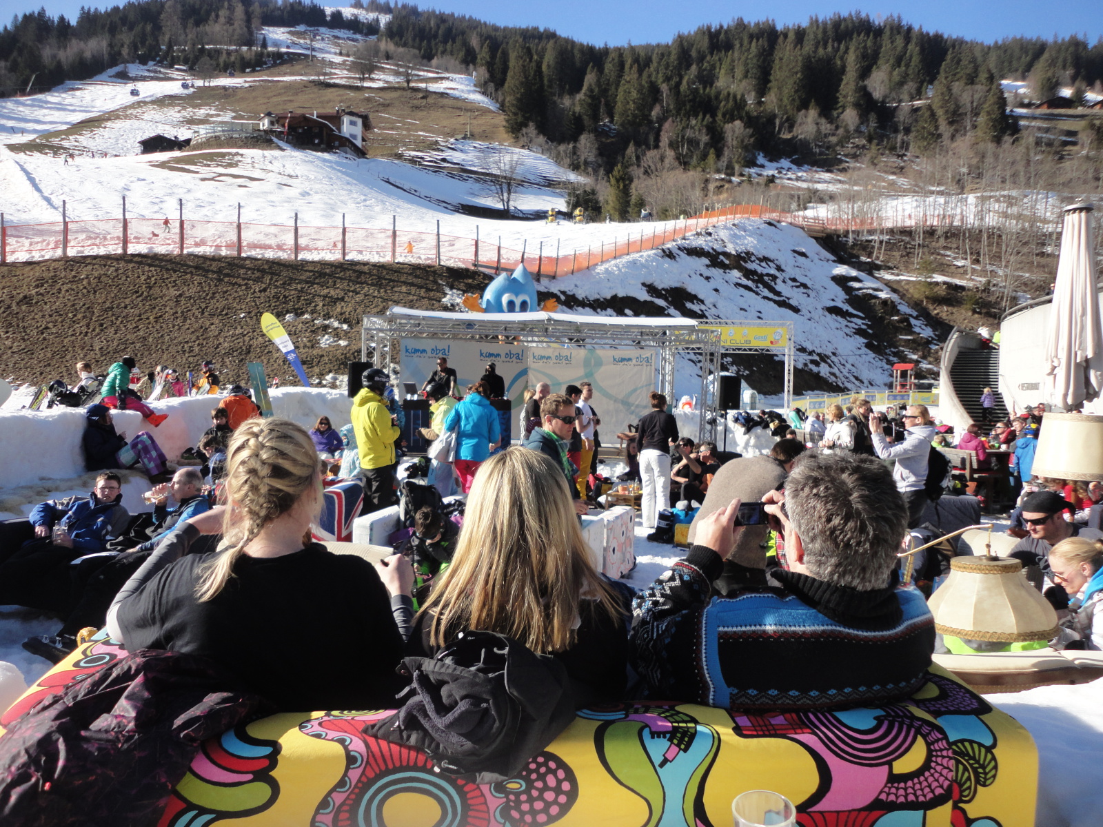 Nappalinak berendezett aprés ski bár Angertalban: színes kanapék, poénos állólámpák és persze a jó zene várja a megfáradt síelőket