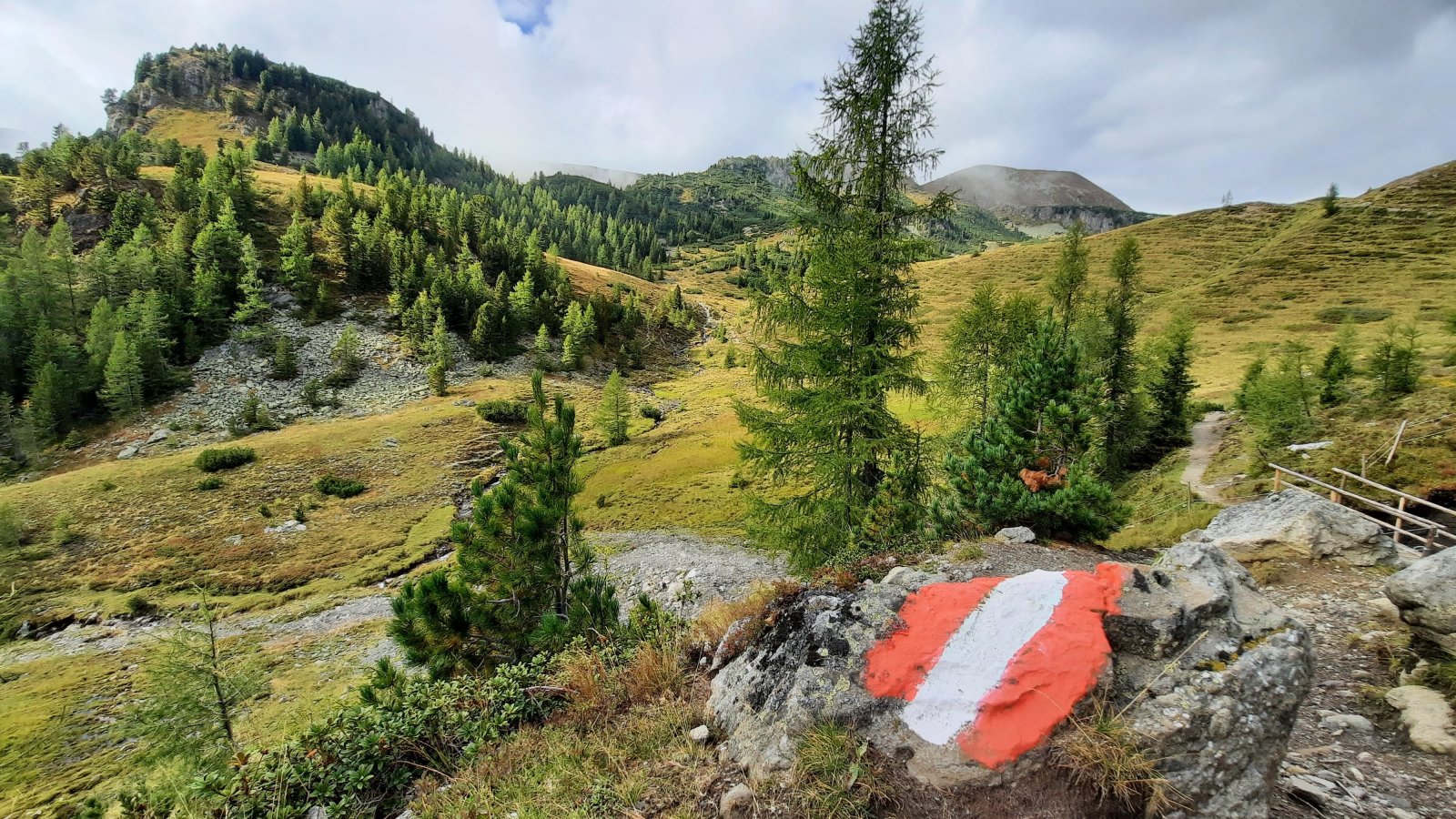 Itt már tilos kerékpárral behajtani, innentől a gyalogtúrázóké a festői Brunnach-fennsík. | Fotó: W.A.