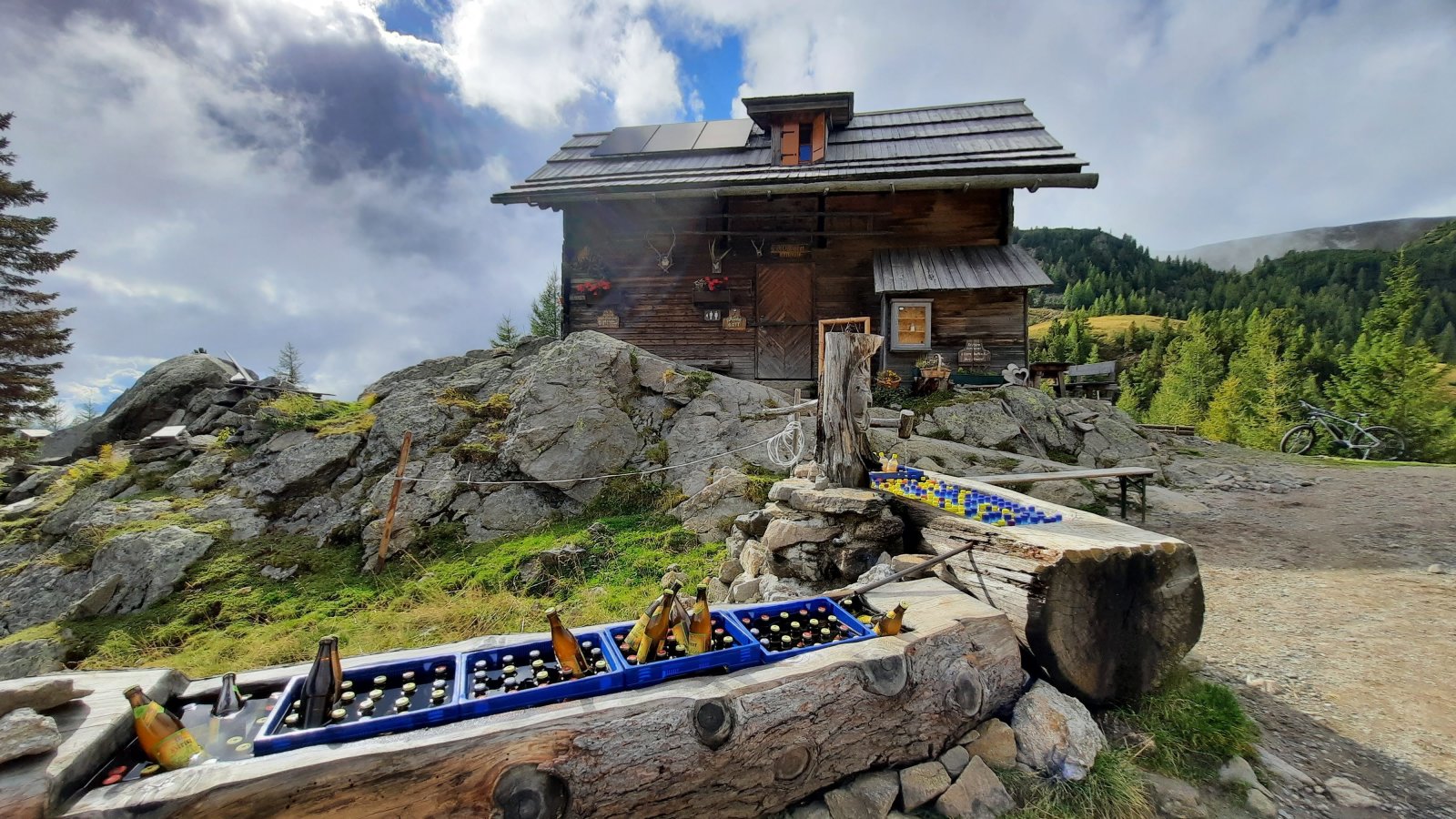 Bockhütte St. Oswald - a házikó előtt hűtött italok becsületkasszával
