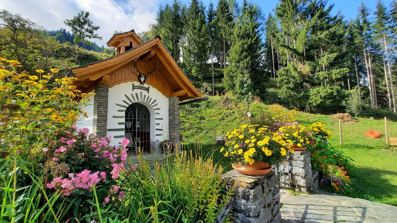 Kápolna virágkoszorúban a Kaiserburg felvonó völgyállomásánál