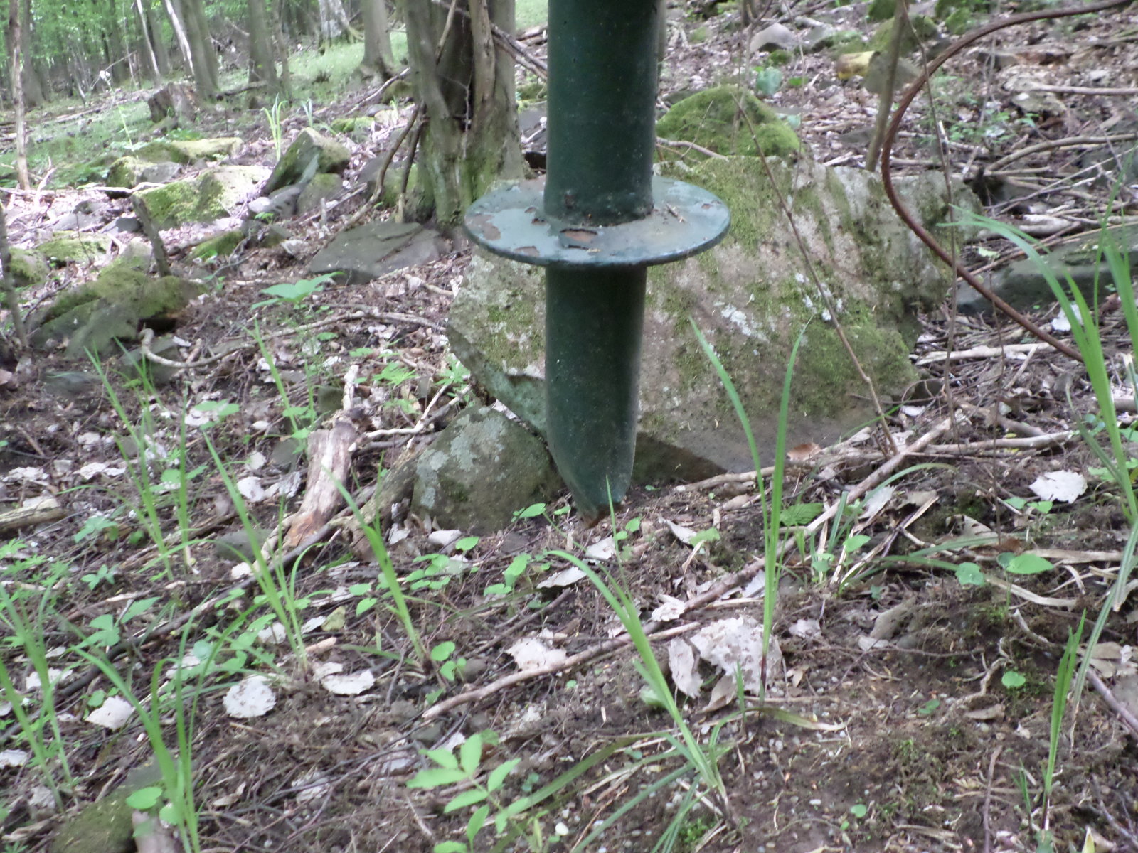 alsó fordítótárcsa lábazat a sodrony feszítése miatt lóg a levegőben - így normális