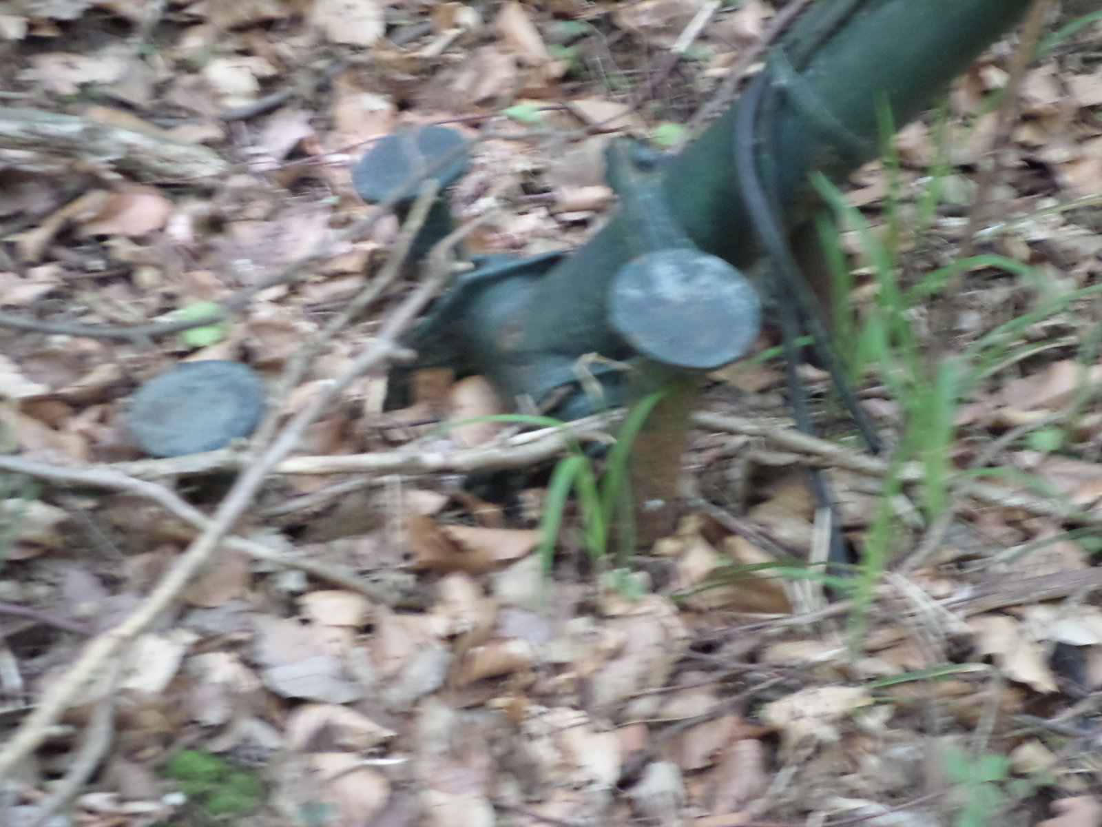 köztes kapuoszlopok rögzítése nagy szögekkel