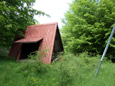 kezelőház-melegedő - érintetlen nyílászárókkal lelakatolva - a vonszolók alighanem benne vannak