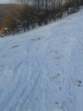 Kilátszik a fű a 2-es pálya tetején