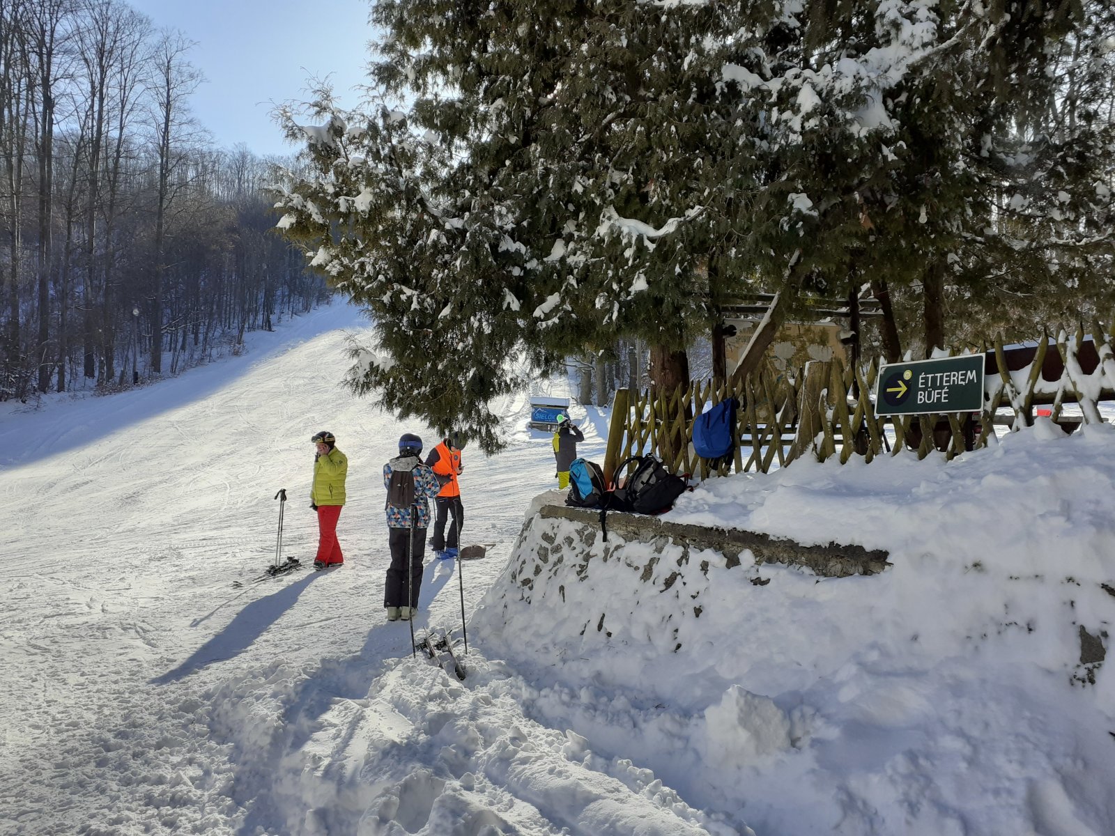 A Bánkúti Síház előtti készülődés
