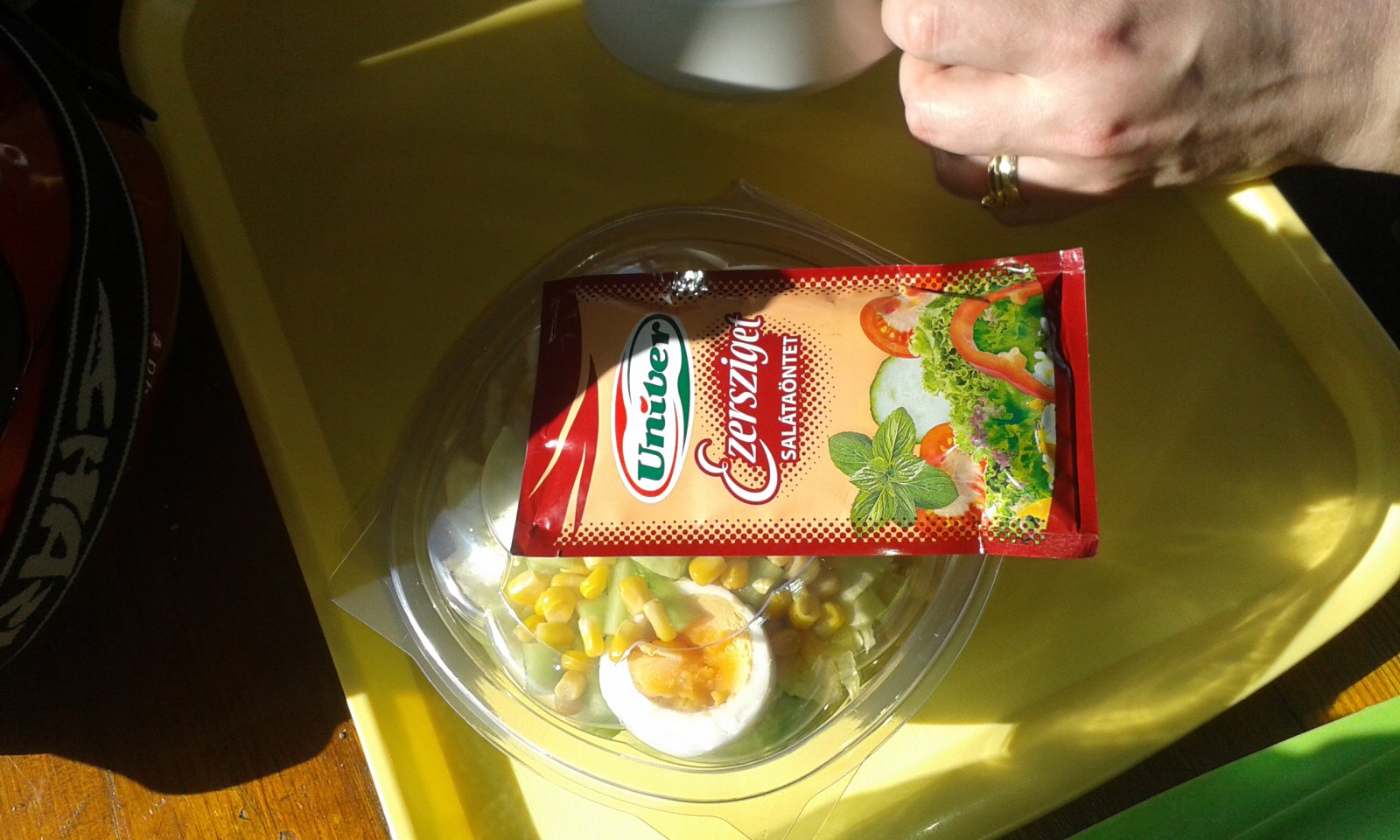 Magyar mustár, ketchup, majonéz és salátaöntet.