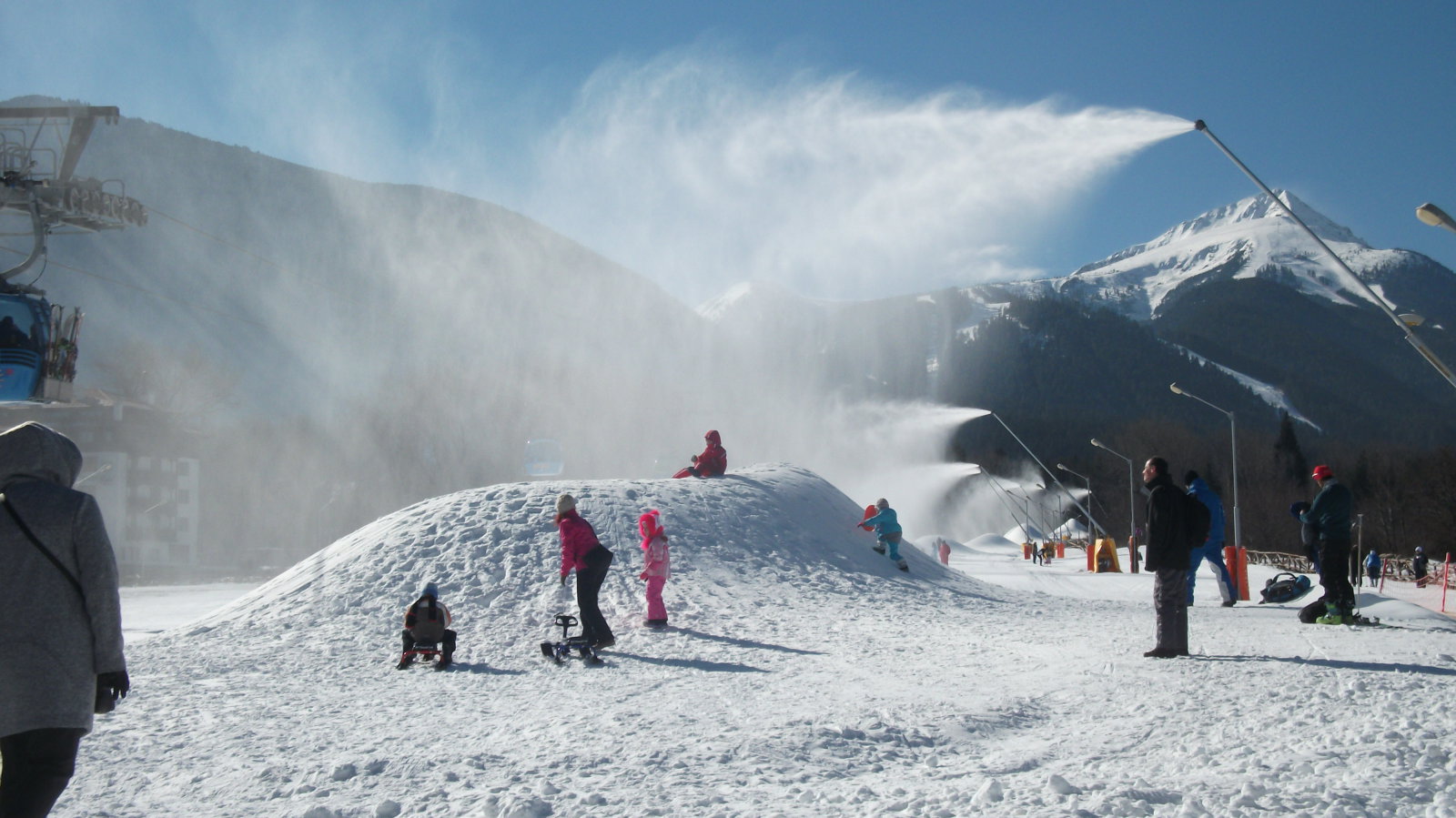 Dübörögnek a hóágyúk.