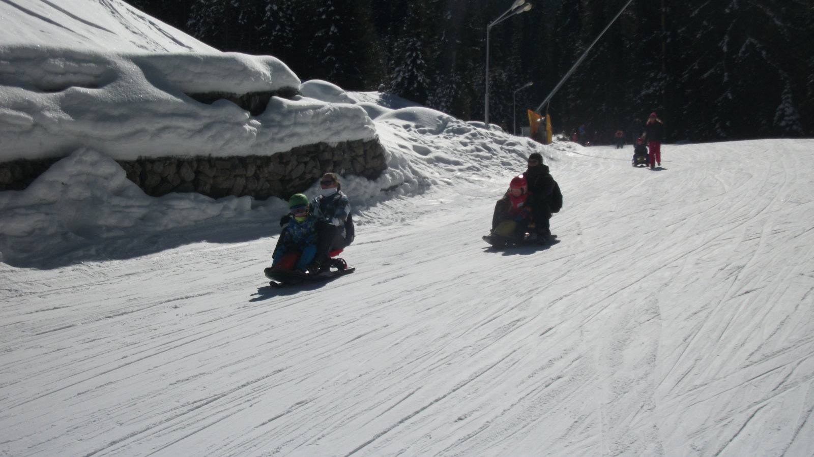 A városba vezető egyesen bérelt szánkóval is lehet jönni.
