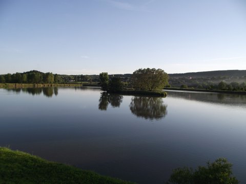 A tó közepén található kis sziget megtöri a hullámokat.
