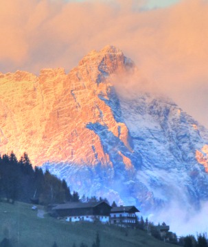 Zell am See domboldal háttérben a Steinernes Meer - napnyugta