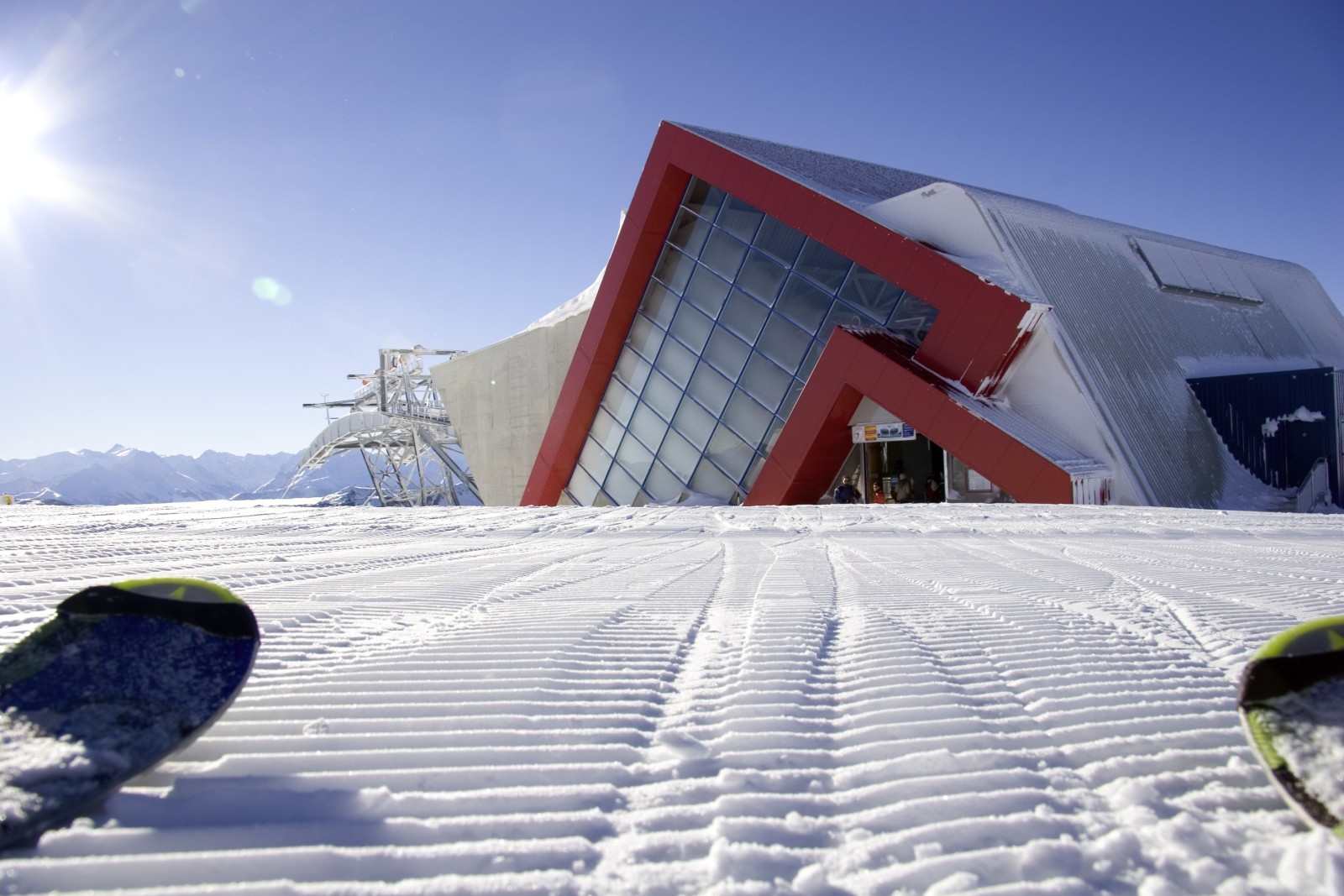 Ultramodern felvonóállomás Kitzbühelben