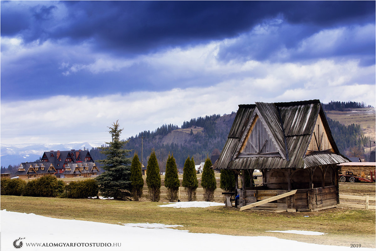 Házikók a sípálya mellett