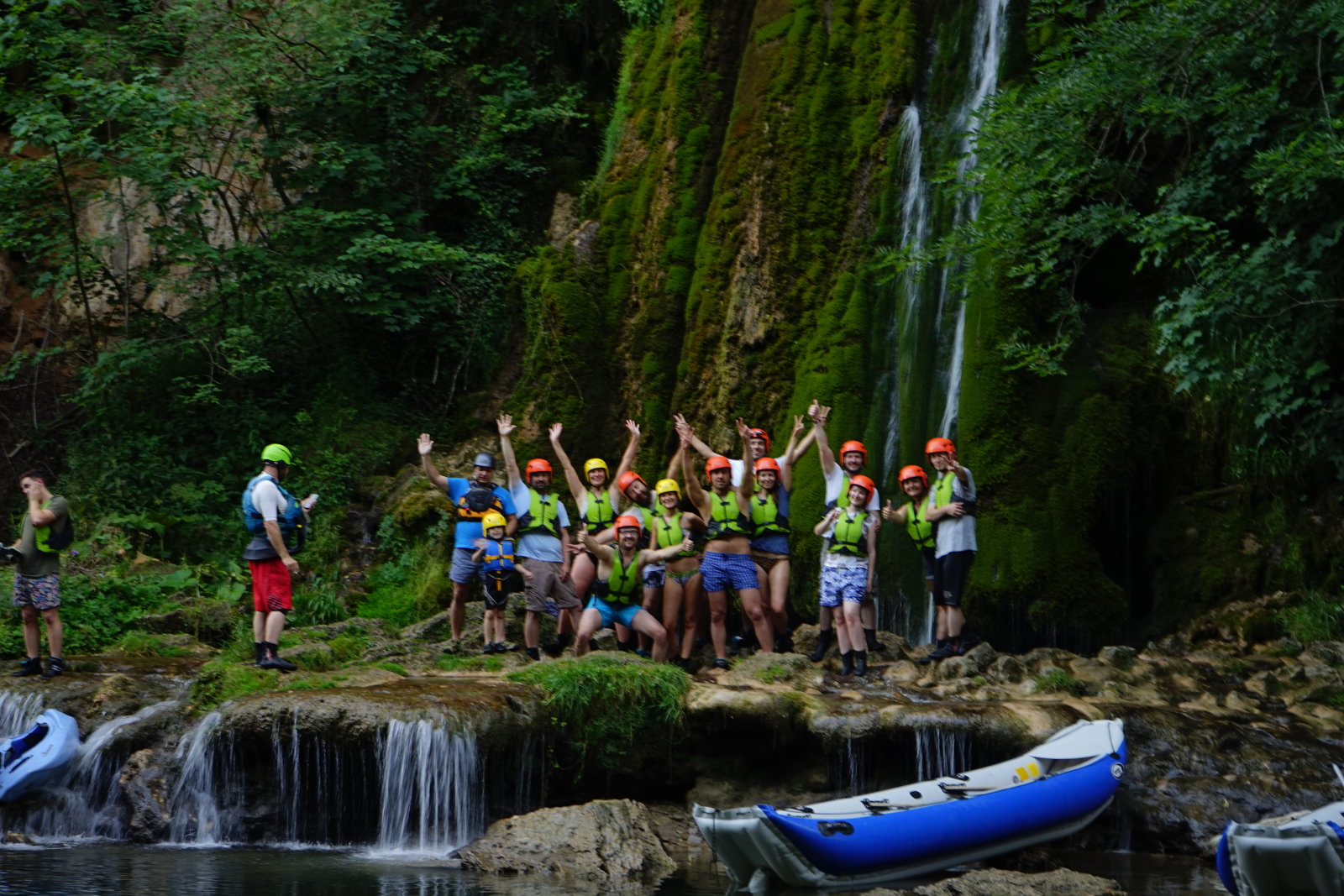 Kis pihenő a Révi-vízesésnél, a rafting túránk felénél
