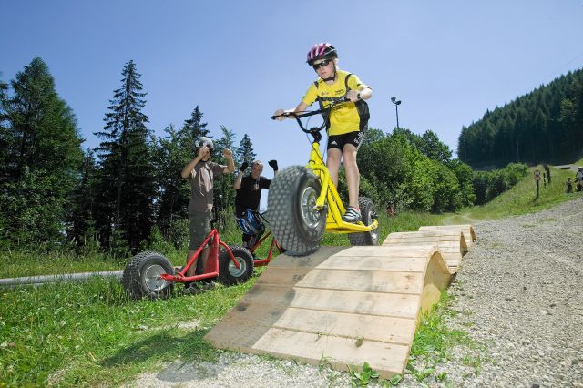 Monster (nagykerekű) rollereken is gurulhatunk | Fotó: semmering.com