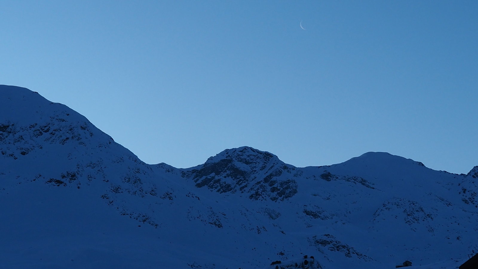 A reggel jelképesen indult: az égen fent volt a Török zászló jelképe