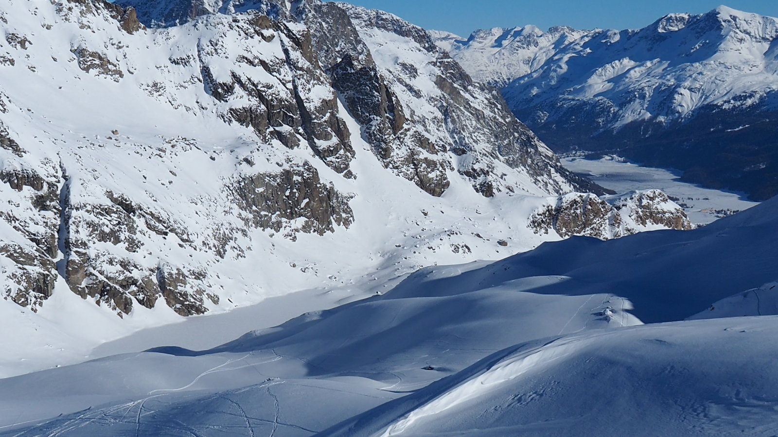 bal oldalon a befagyott Lunghin-tó, 2484 m