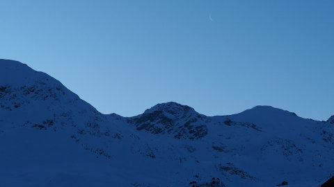 A reggel jelképesen indult: az égen fent volt a Török zászló jelképe