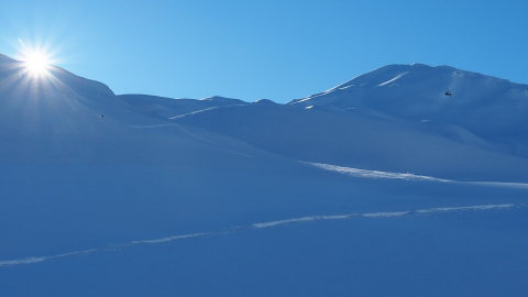 10:30 után kelet felől a hegy mögött már látszik a Nap