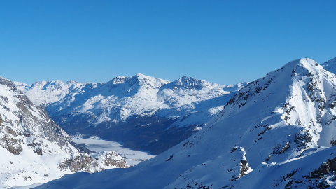Engadin völgye, középen a Silsersee