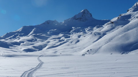 a távolban két hótalpas túrázó
