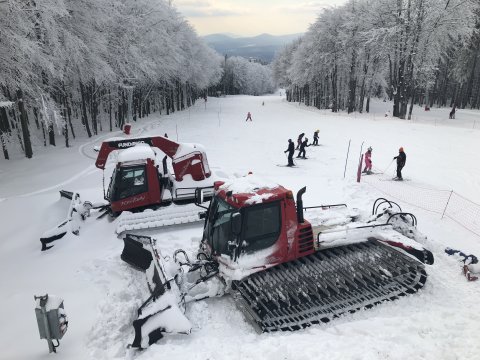 Ratrakok a déli pályán. | Fotó: Kékestető Sípálya 2018