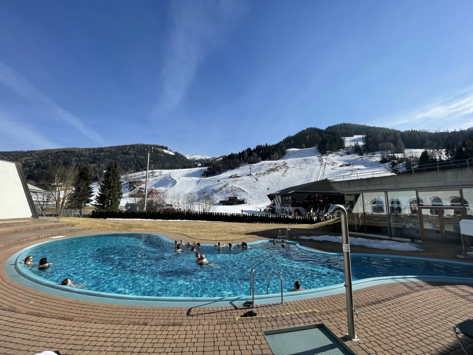 A Römerbad termálfürdő külső melegvizes medencéje | Fotó: Síelők.hu