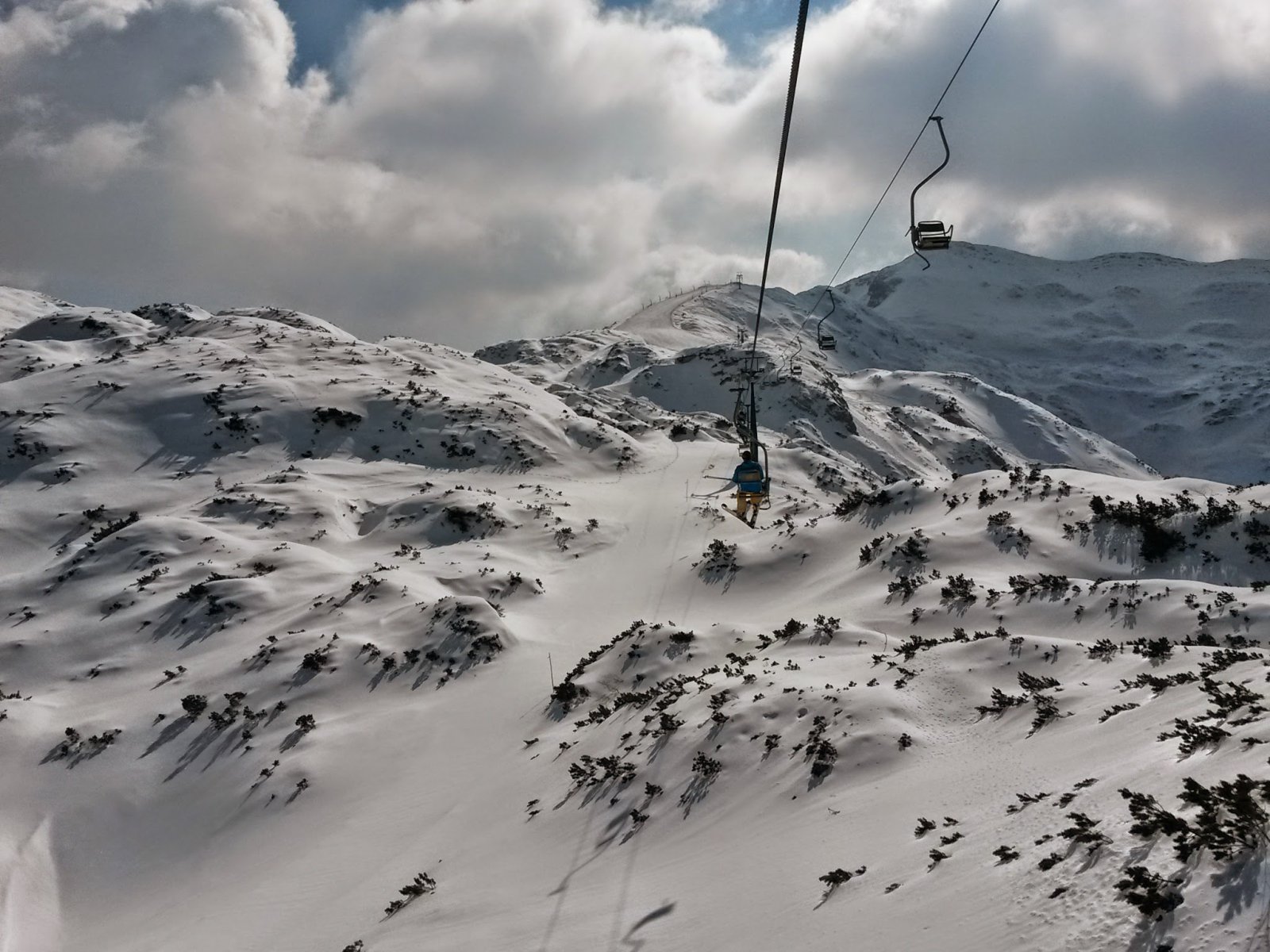 Együléses lift visz fel a csúcsra - a táj gyönyörű!