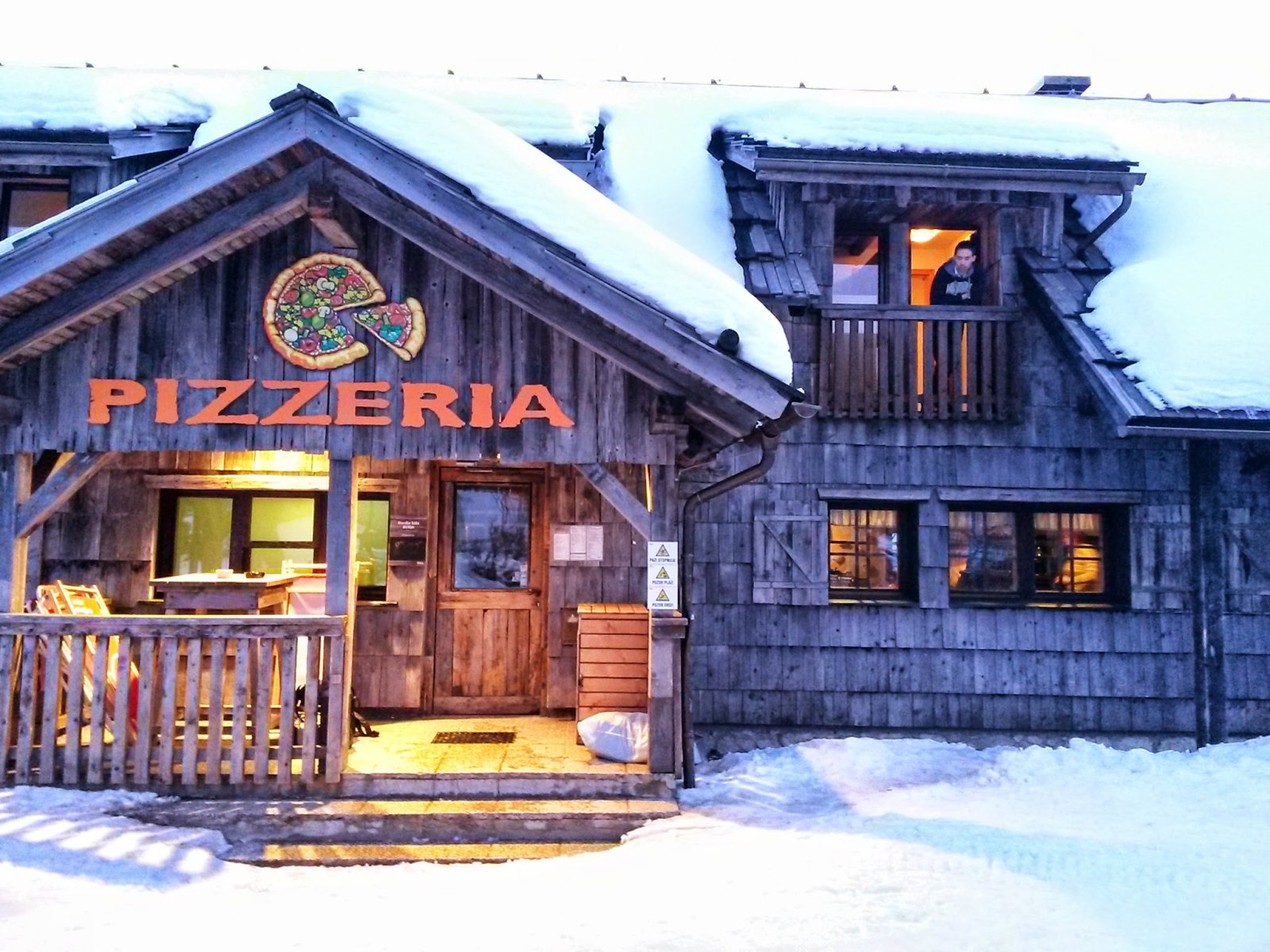 Pizzeria Burja - a tetőtérben hangulatos pályaszállás - itt laktunk!