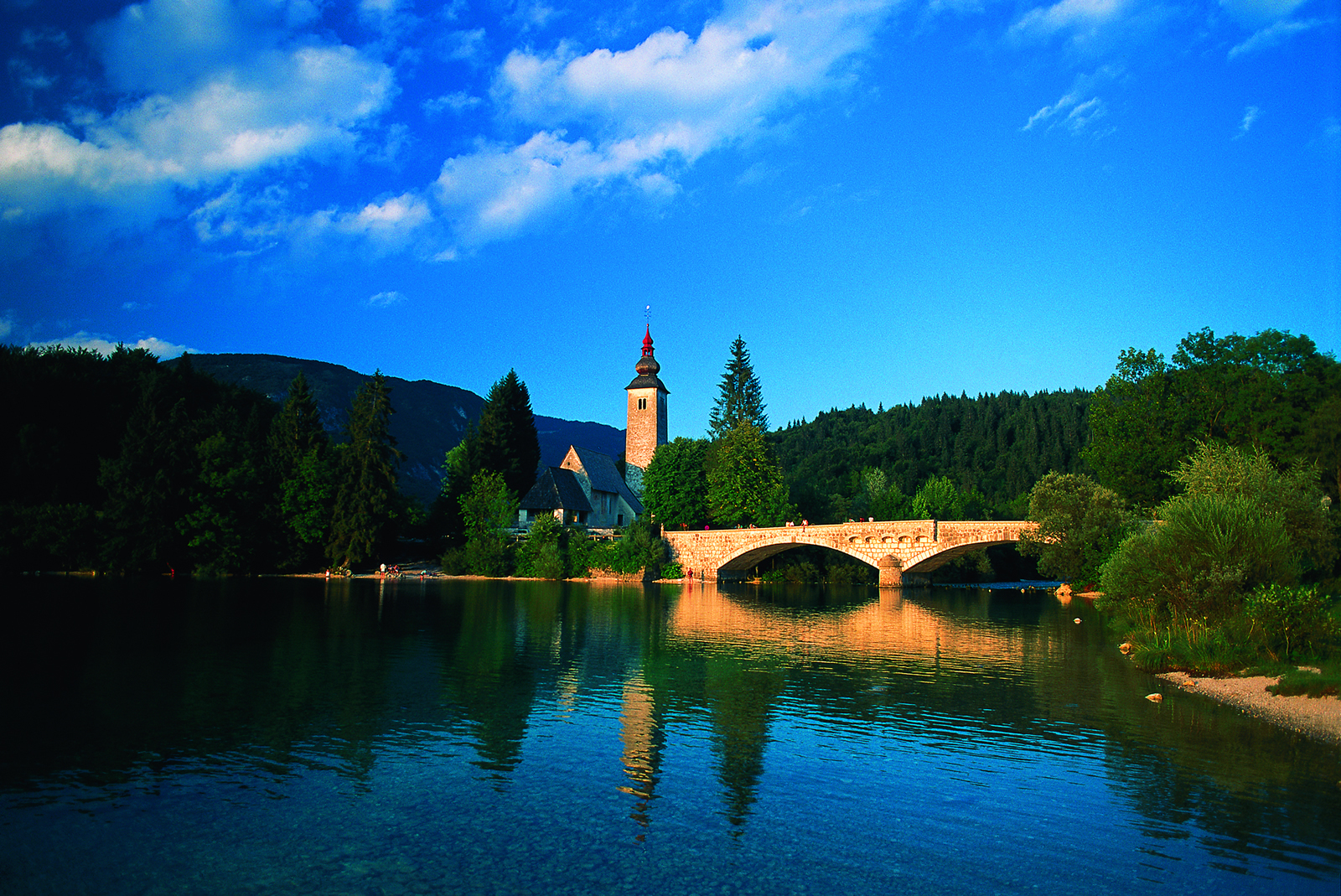 A Bohinji-tó háttérben a Keresztelő Szent János templommal Fotó: J. Skok